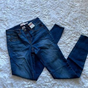 Bongo NWT Skinny Frayed Edge Jean Jegging